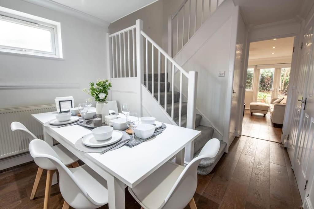 Stylish 3 Bedroom House Close To Streatham Hill Station Londen