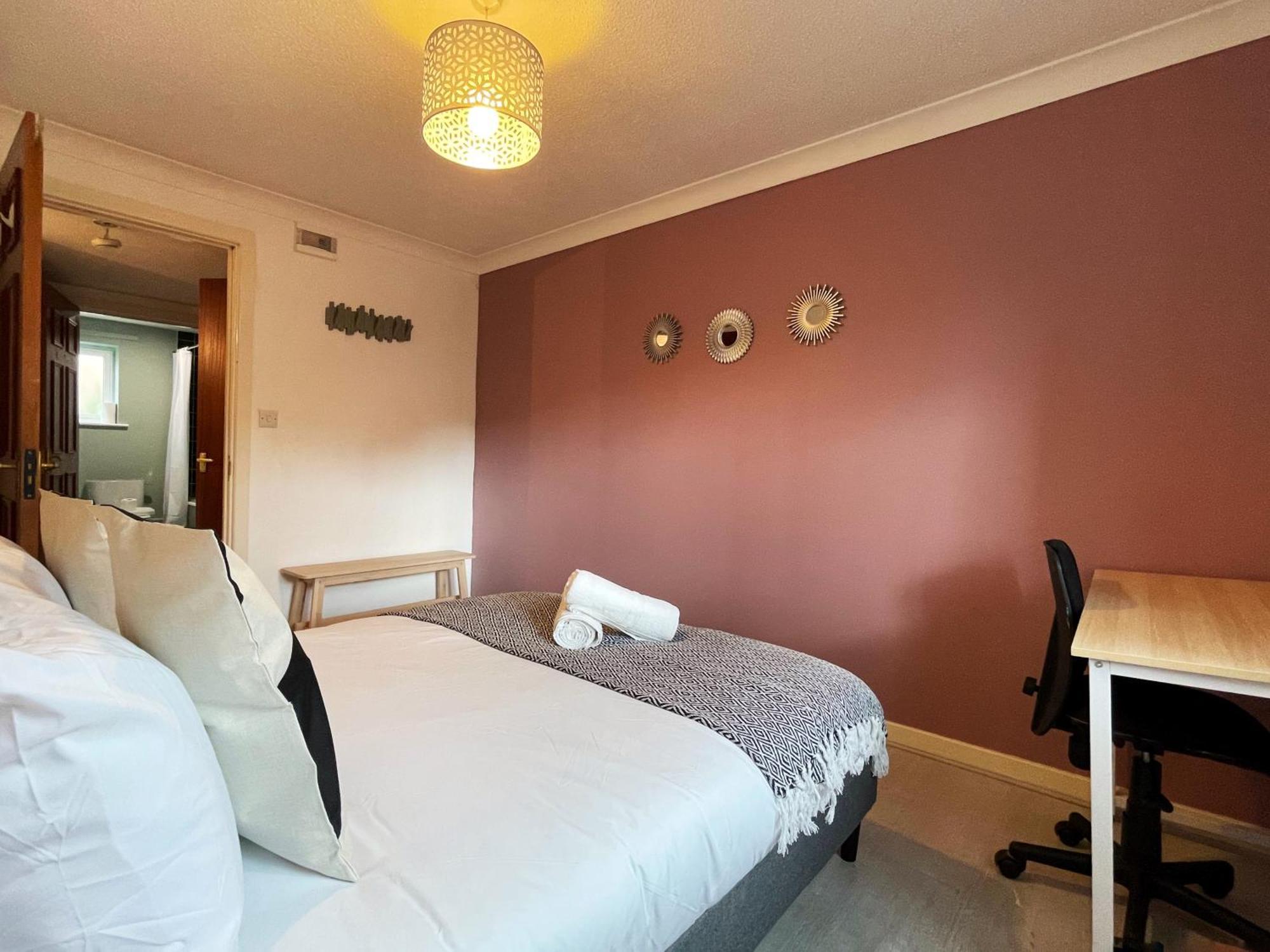 Apartment Rebecca Place At Whitechapel - 2 Double Beds, 1 Sofa Bed, Max 5 People London