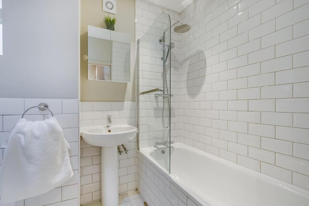 Chic 3 Bedroom Brixtonclapham Near Tube Apartment London