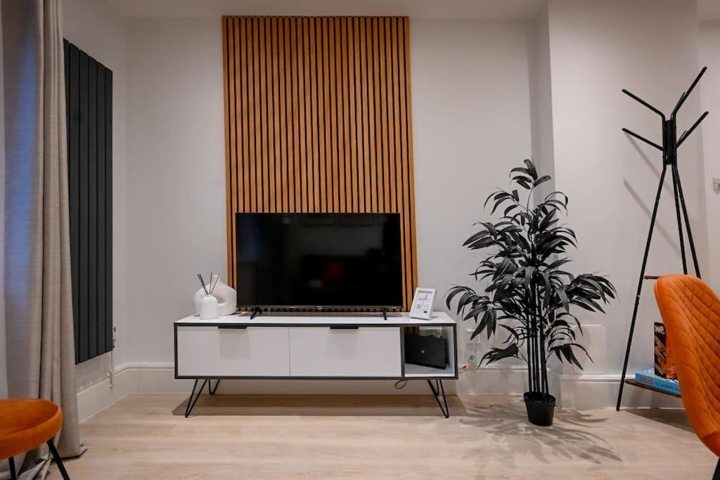 Modern 2 Bed Split Level Maisonette With Parking Apartment *