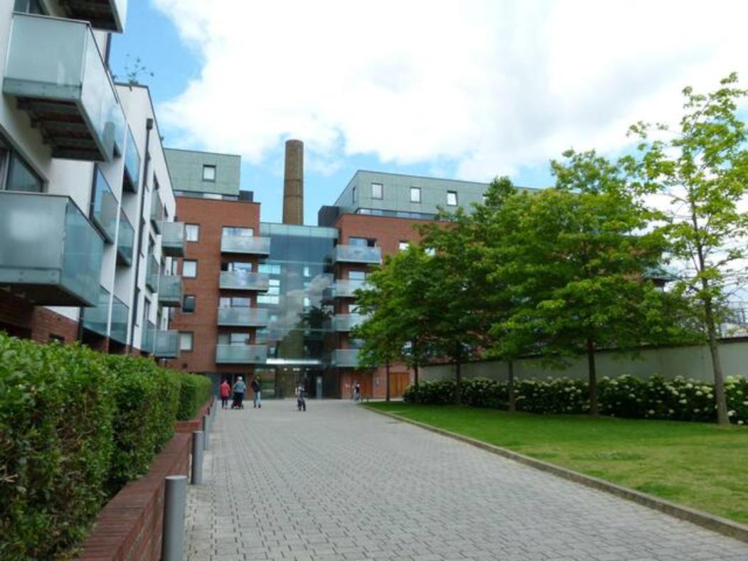 Bright & Spacious Double Bedroom With Ensuite And Concierge! Paid Parking Available Leilighet *