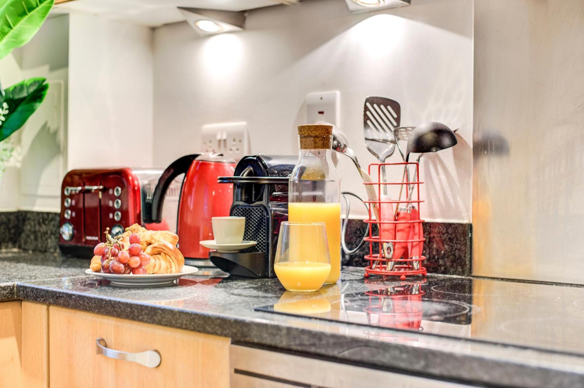 Appartement 2-bed 2-bath Tower Bridge Gem, Sleeps 8 Londen