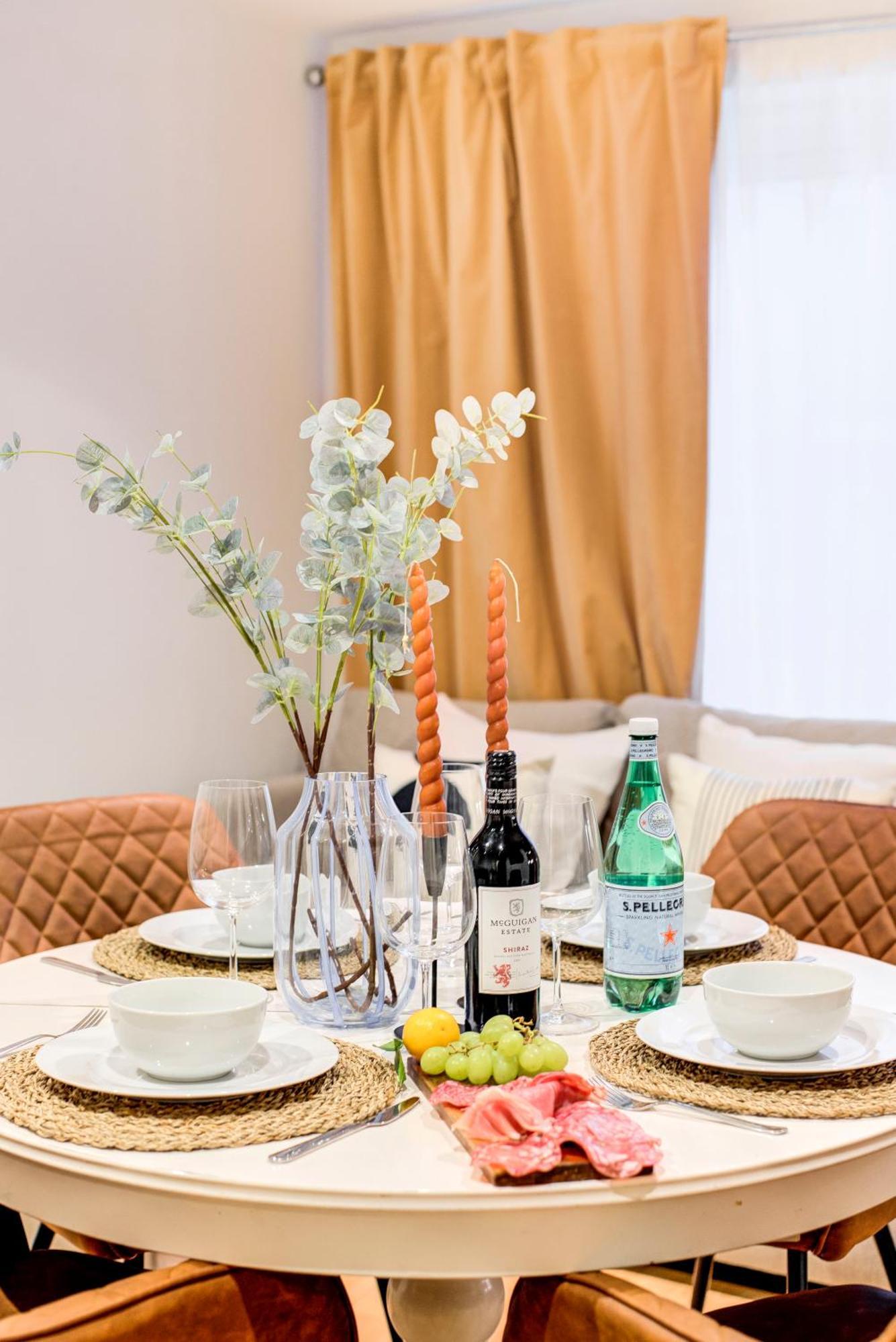 2-bed 2-bath Tower Bridge Gem, Sleeps 8 Appartement Londen