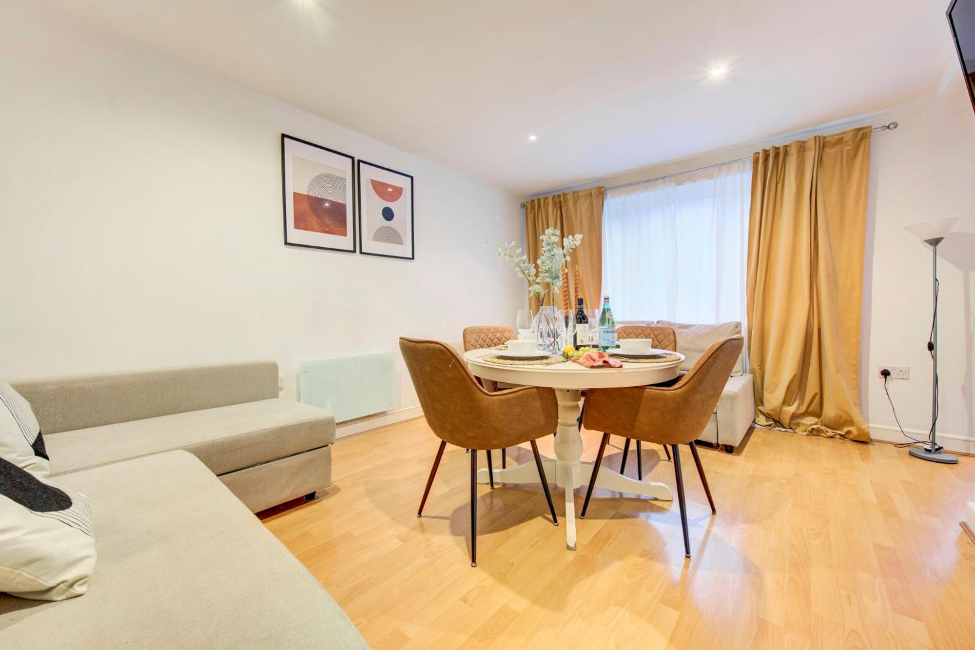 2-bed 2-bath Tower Bridge Gem, Sleeps 8