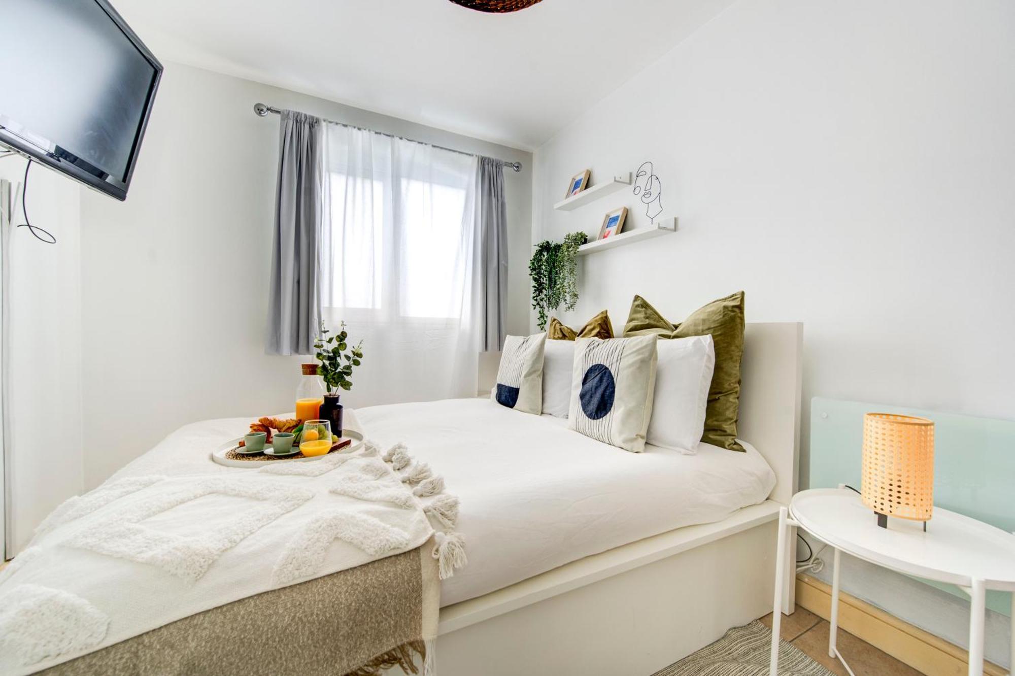 2-bed 2-bath Tower Bridge Gem, Sleeps 8 Londen