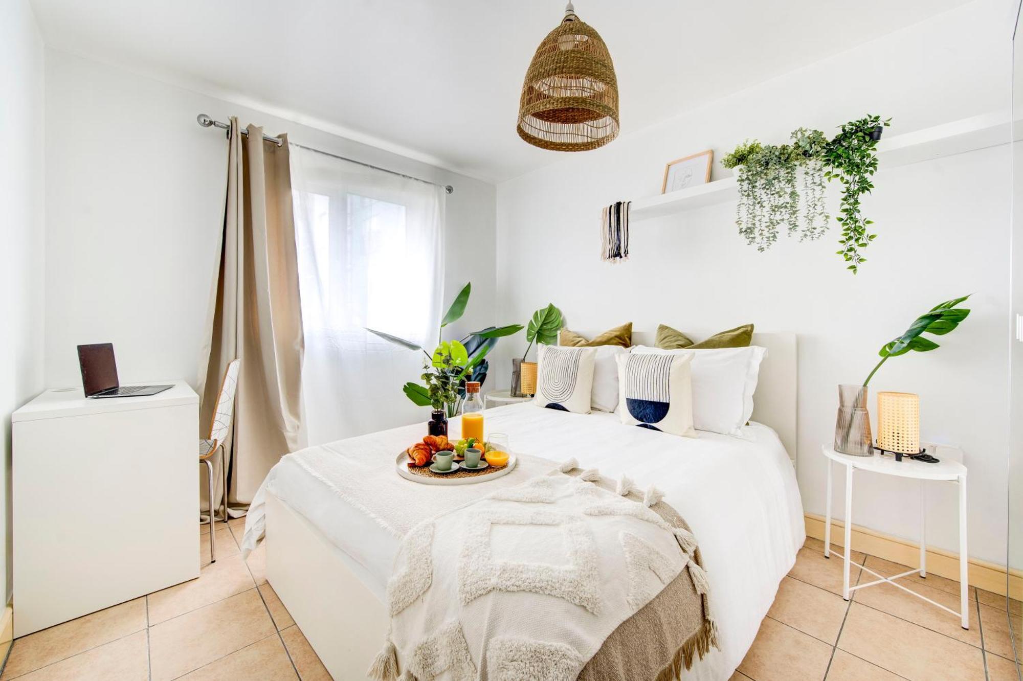 2-bed 2-bath Tower Bridge Gem, Sleeps 8