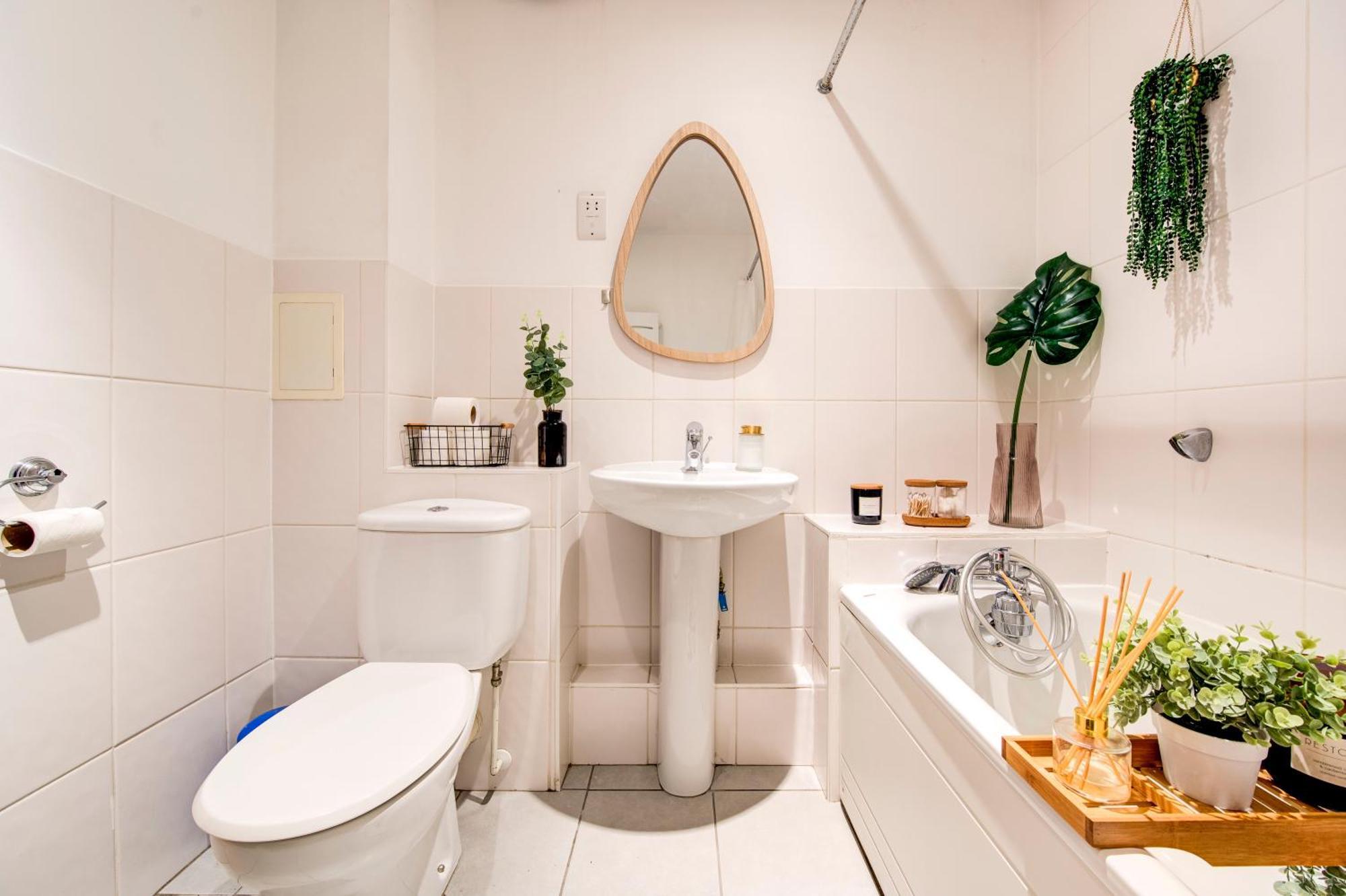 2-bed 2-bath Tower Bridge Gem, Sleeps 8