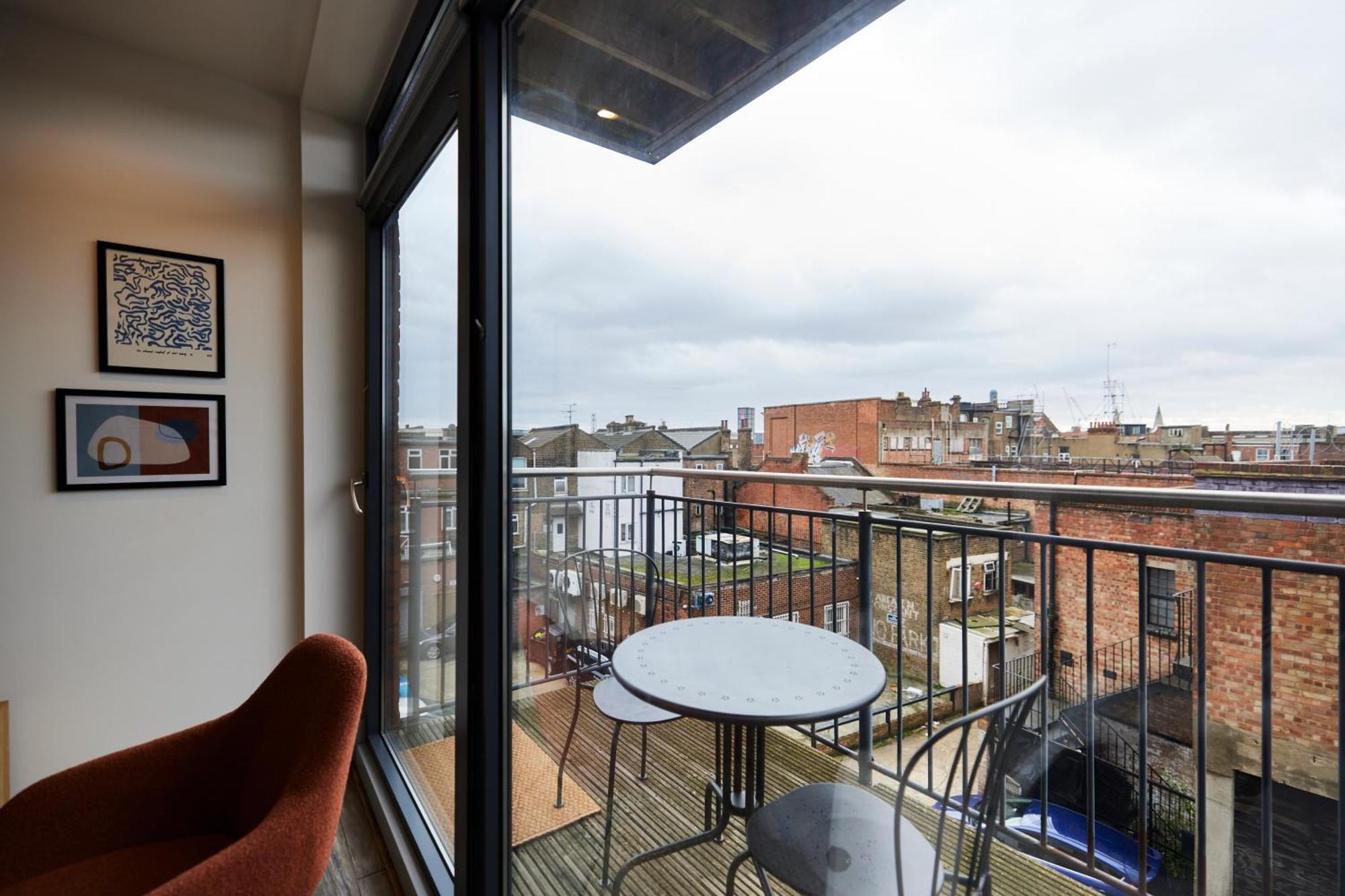 The Wembley Crib - Lovely 1bdr Flat With Balcony Apartment *