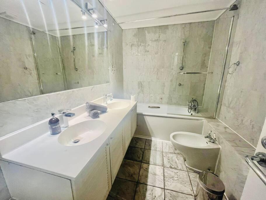 2 Bedroom Flat In Diplomatic Enclave In Kensington Appartement Londen