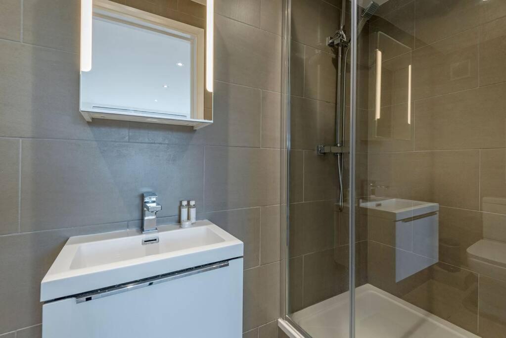 Apartment Superb Penthouse With 2 Bathrooms And Roof Terrace *