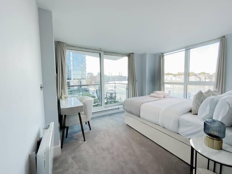 Apartment Luxury Riverside Retreat With Stunning Views