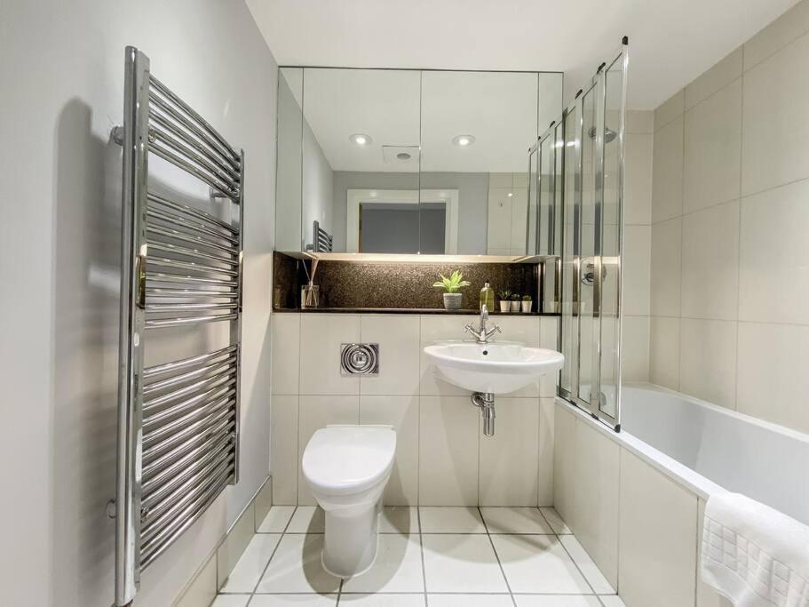 Luxury Riverside Retreat With Stunning Views * London