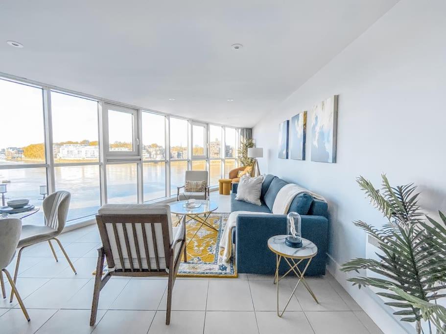 Luxury Riverside Retreat With Stunning Views Apartment *