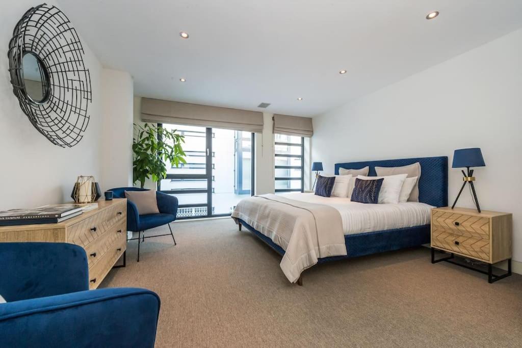 Spectacular Mews House In Holland Park London