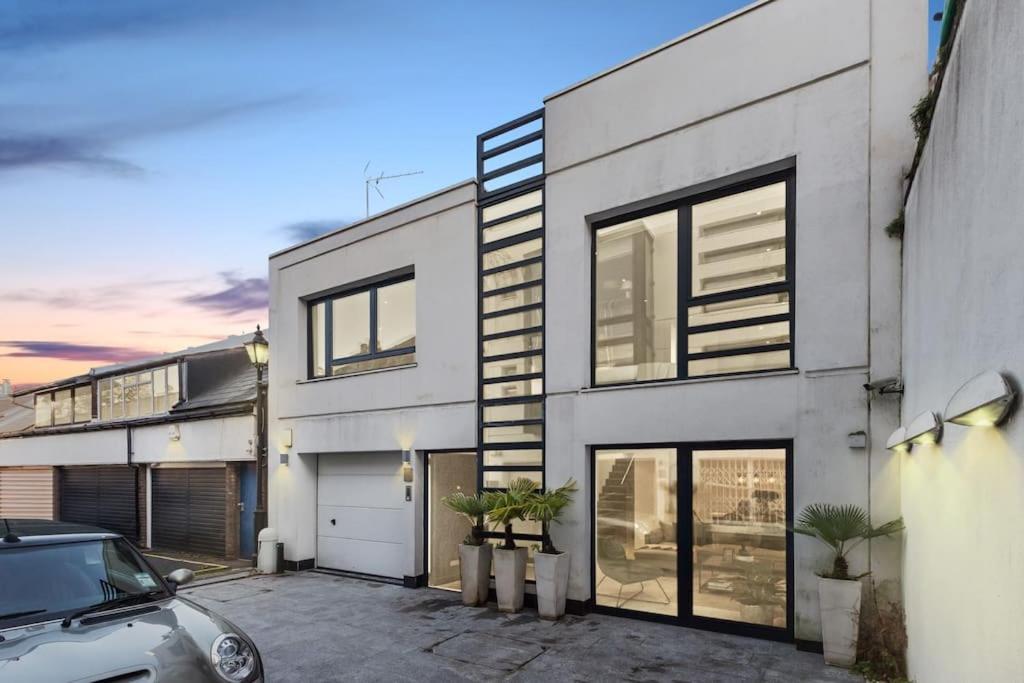 Spectacular Mews House In Holland Park