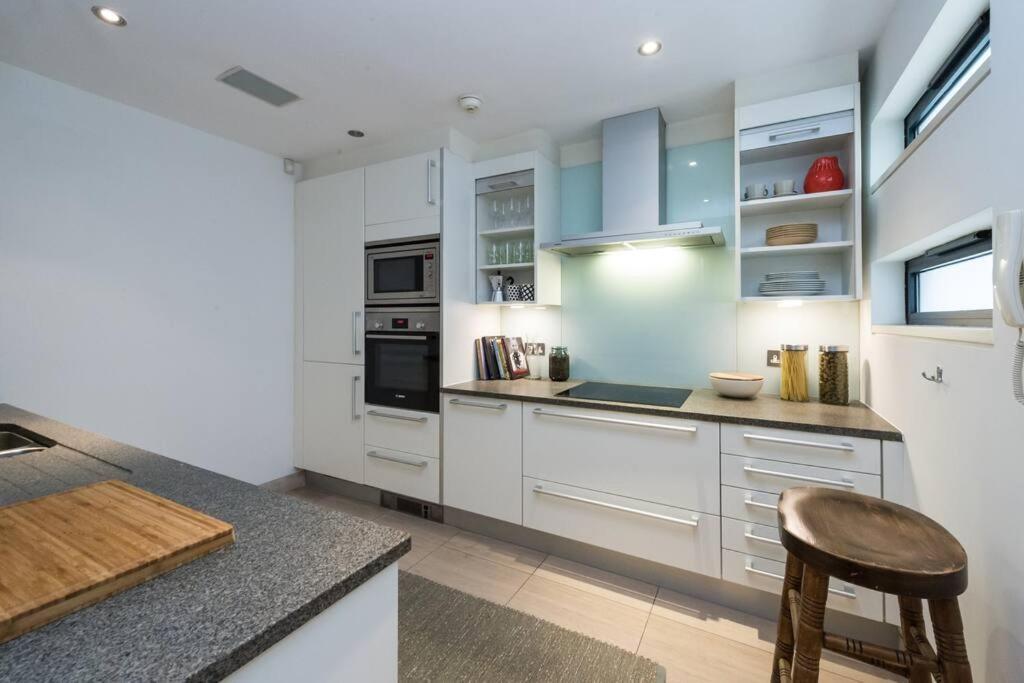 Spectacular Mews House In Holland Park * London