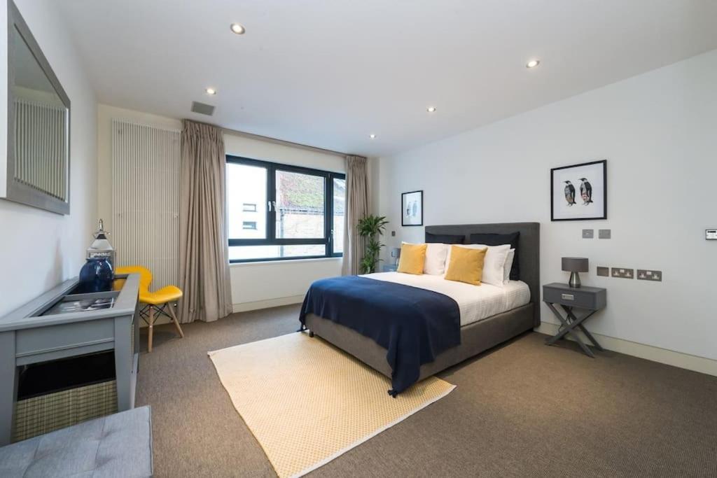 Spectacular Mews House In Holland Park London