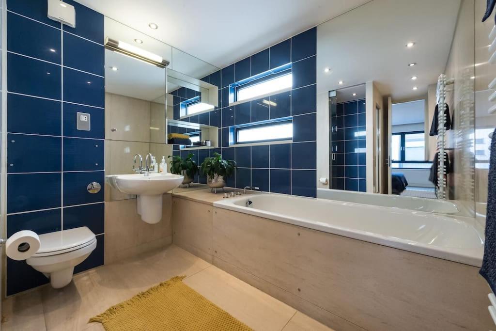 Spectacular Mews House In Holland Park Apartment London