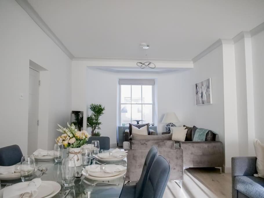 Apartment Super Spacious 3 Bedroom And 3 Bathroom London
