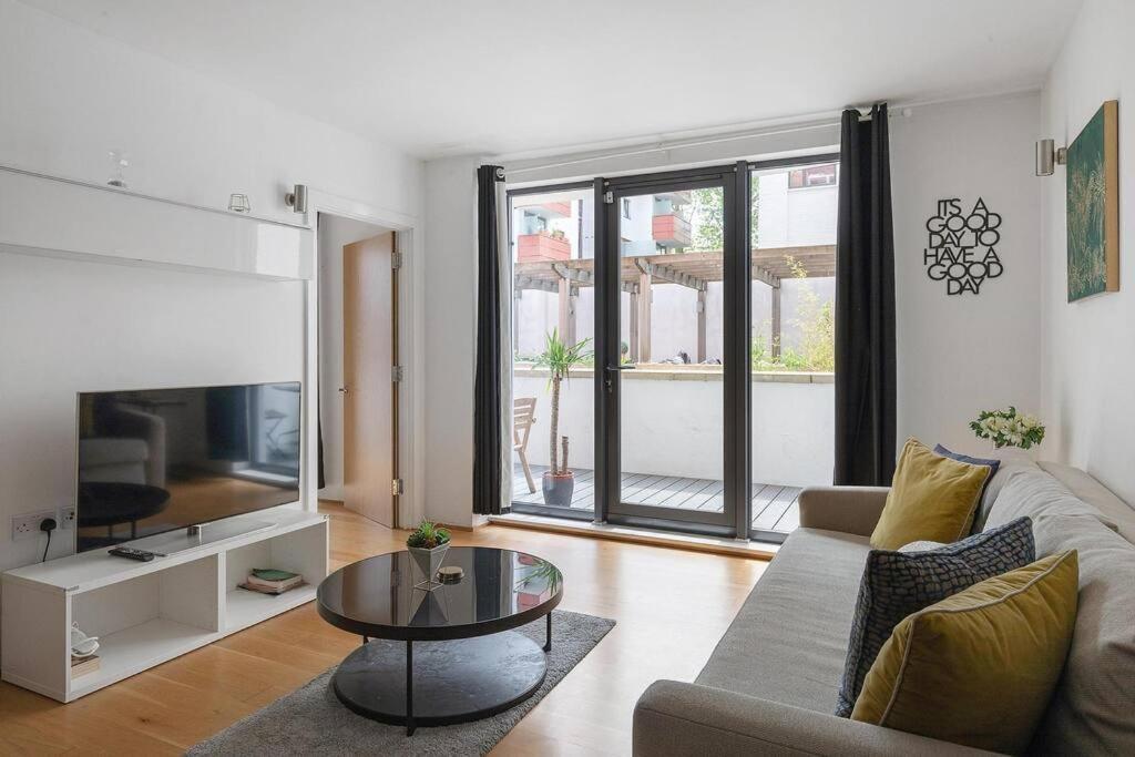 Apartment A Modern Two Bedroom Flat With Private Parking *