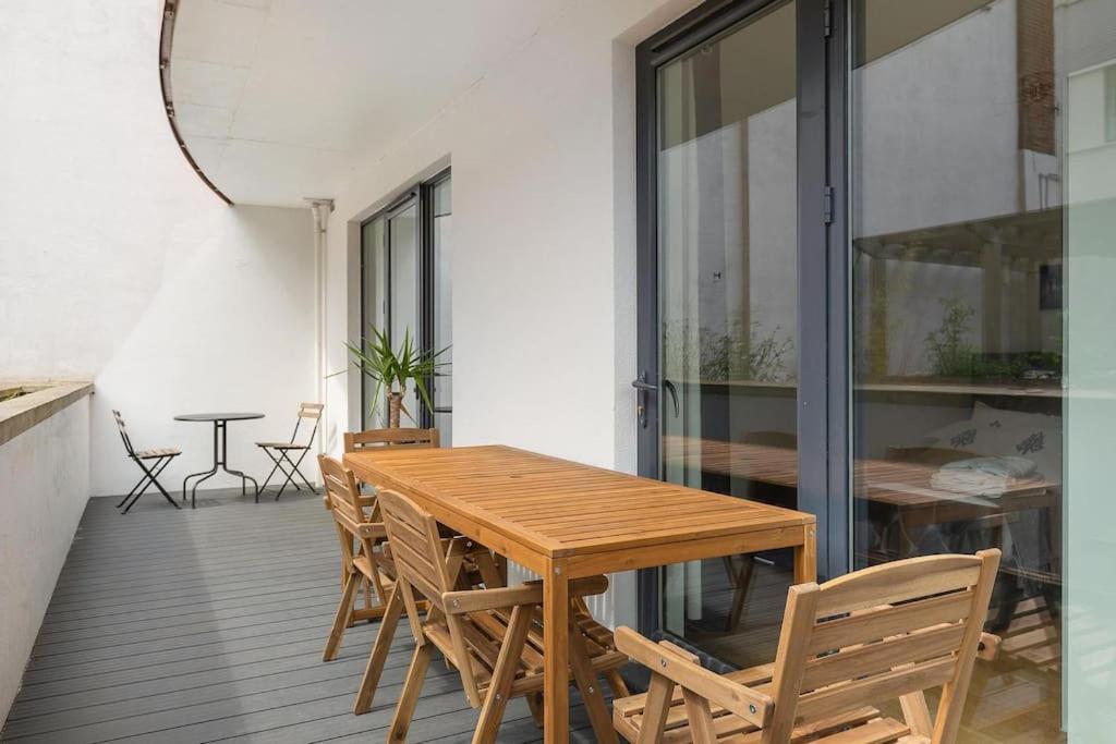A Modern Two Bedroom Flat With Private Parking * London