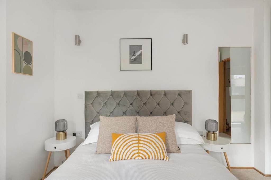 Apartment A Modern Two Bedroom Flat With Private Parking