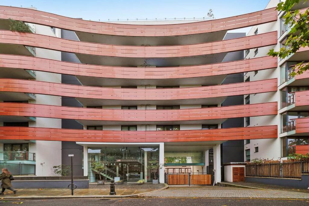 A Modern Two Bedroom Flat With Private Parking Apartment London