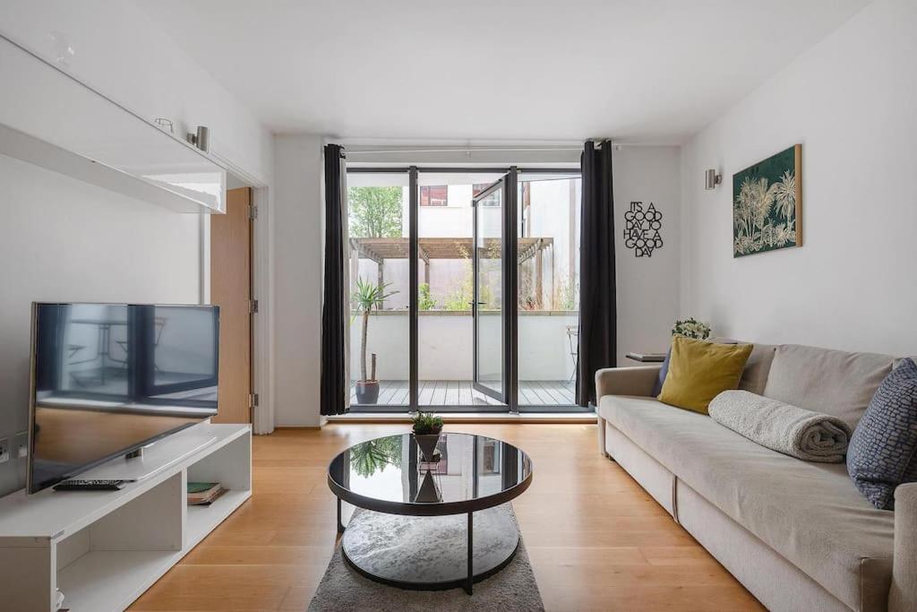 Apartment A Modern Two Bedroom Flat With Private Parking London