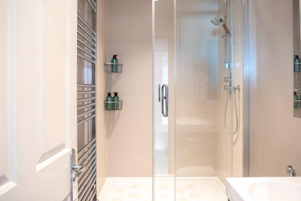 Stunning Views Modern Decor Flat In Kensington Leilighet
