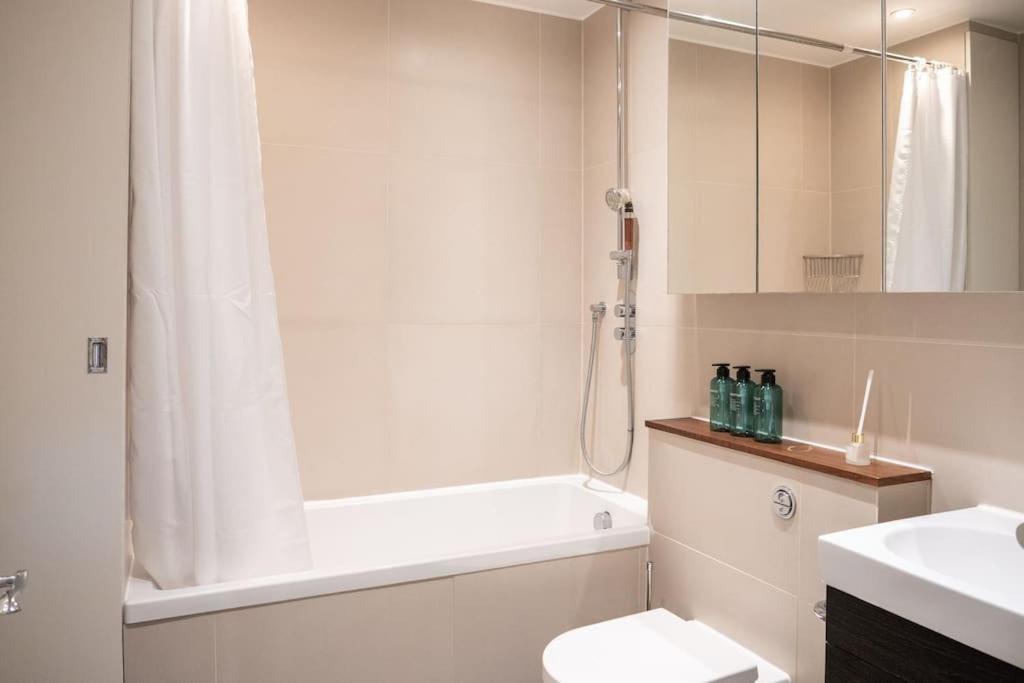 Stunning Views Modern Decor Flat In Kensington Leilighet