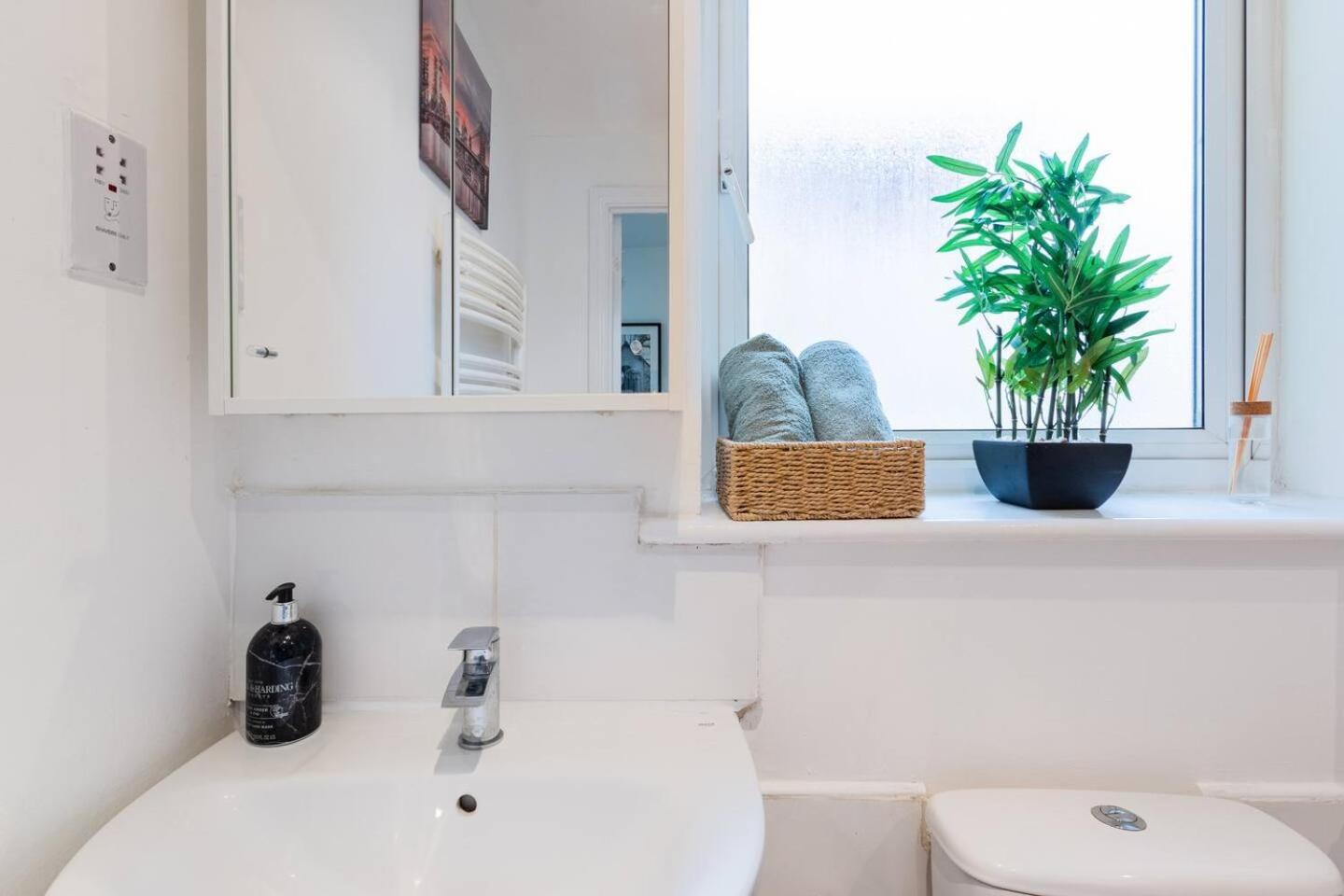 Apartamento Live The Wembley Buzz! Stylish Flat Near Station & Amenities Londres