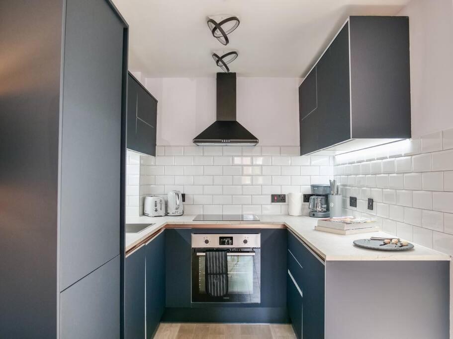 Apartment Stylish Retreat For Your Short Getaway London