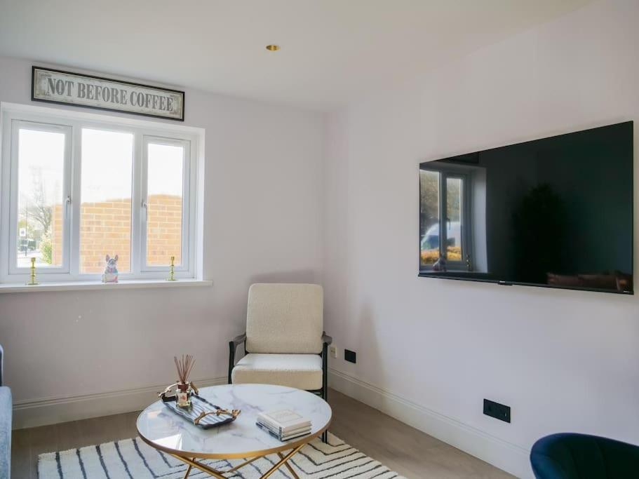 Apartment Stylish Retreat For Your Short Getaway London