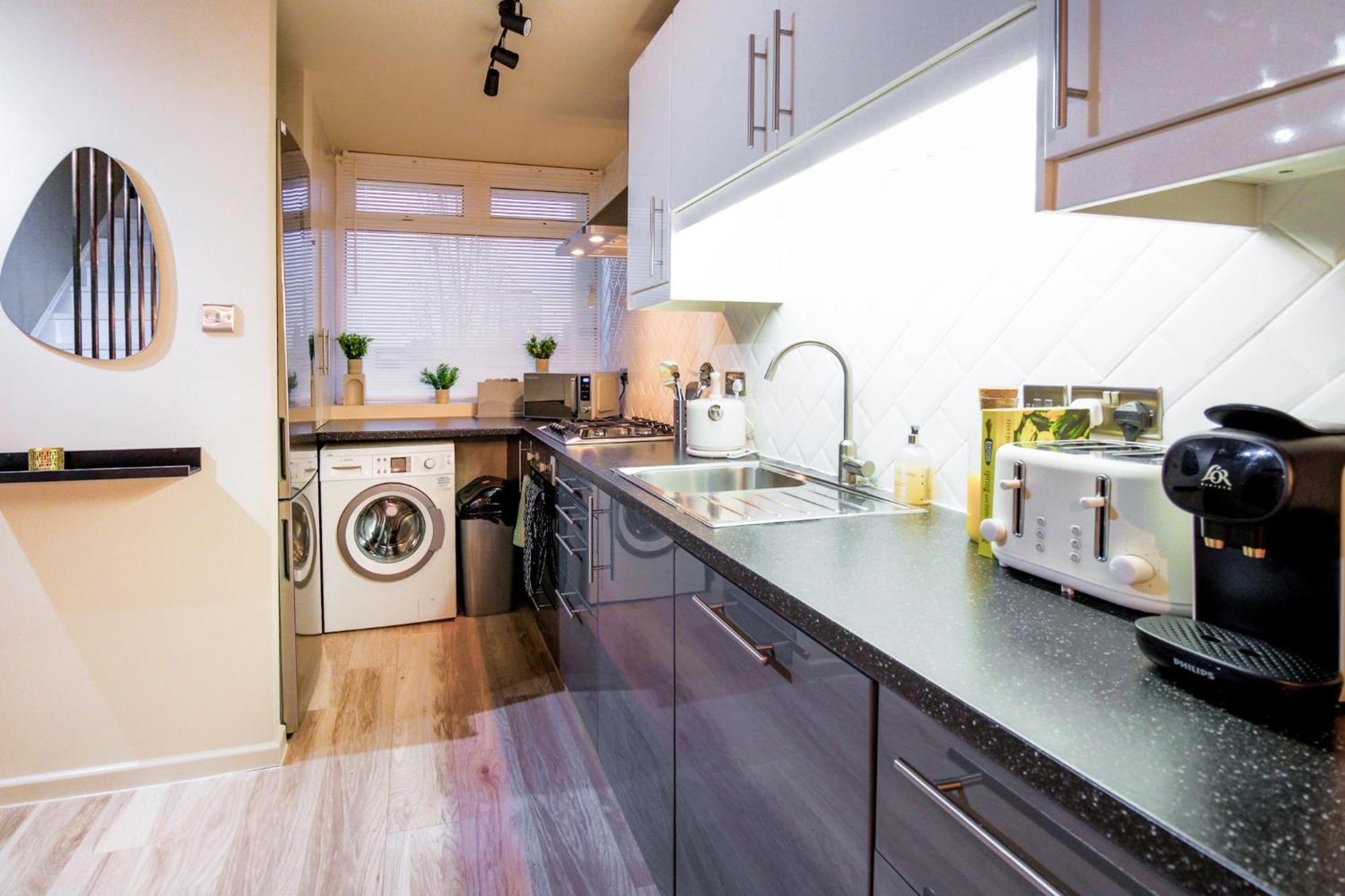 2br Flat King Bed 4 Min To Dlr Easy Access Leilighet