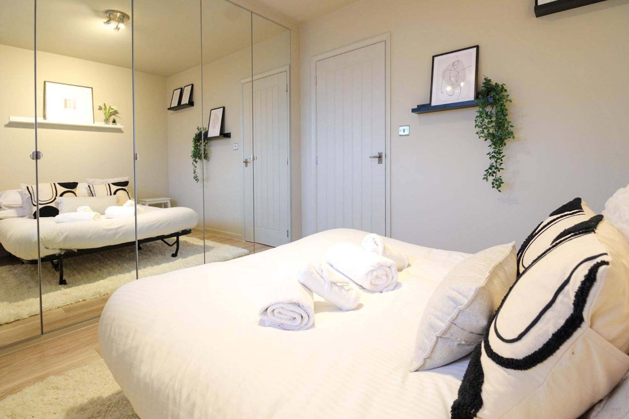2br Flat King Bed 4 Min To Dlr Easy Access Leilighet