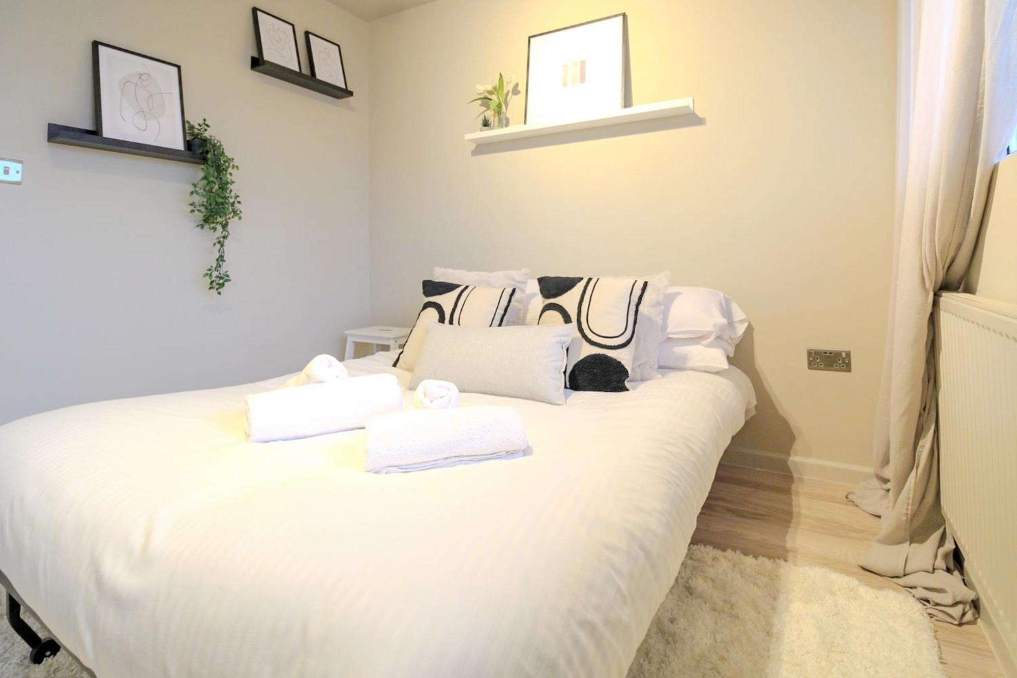 2br Flat King Bed 4 Min To Dlr Easy Access Apartment *