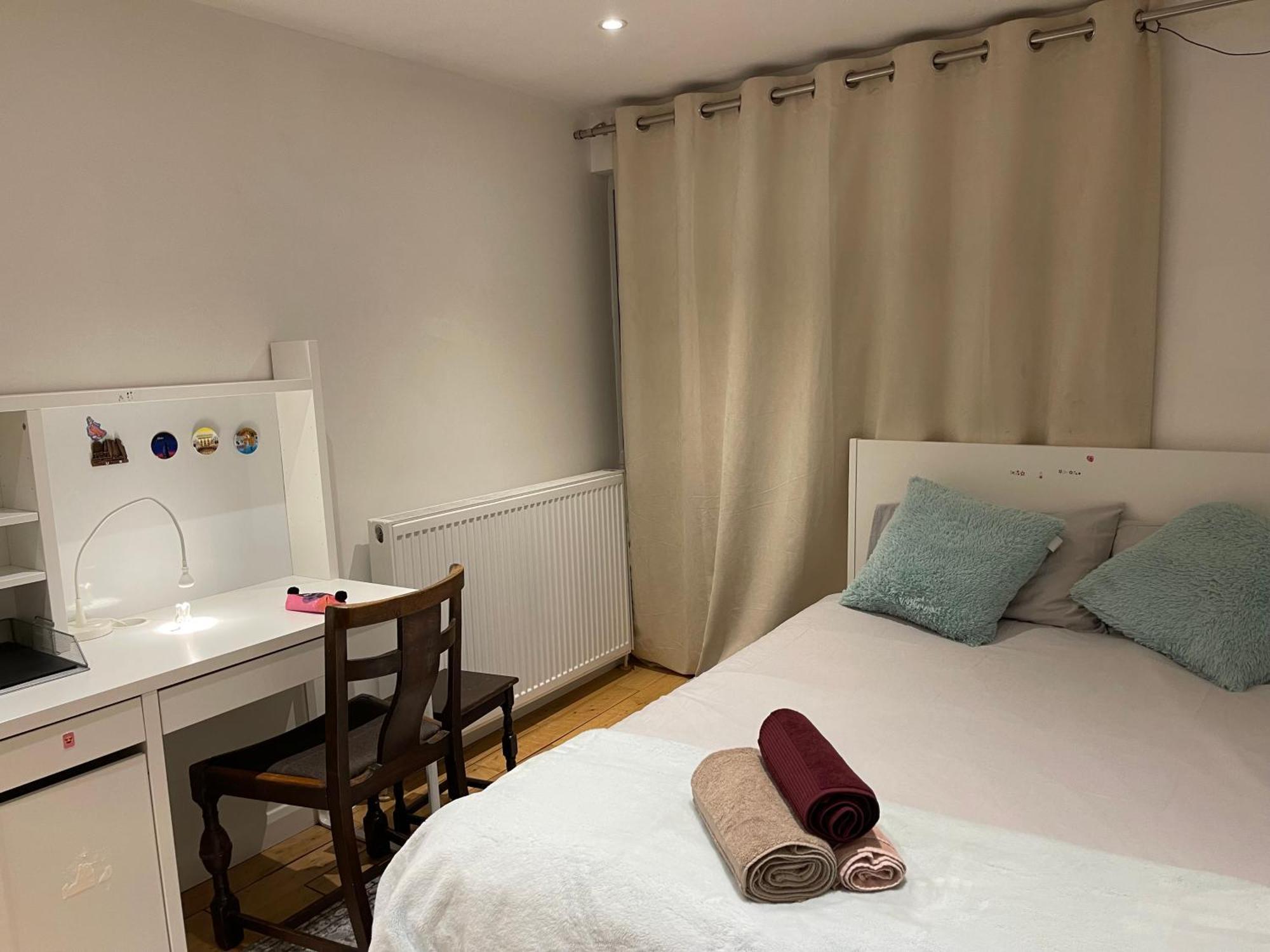 Luxe 4 Bedroom House With 4 Bathrooms - Elizabeth Line & Acton Stations At Walking Distance Londen