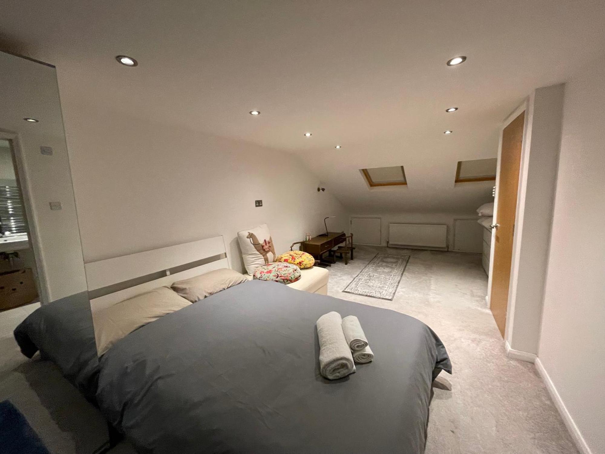 Villa Luxe 4 Bedroom House With 4 Bathrooms - Elizabeth Line & Acton Stations At Walking Distance Londen
