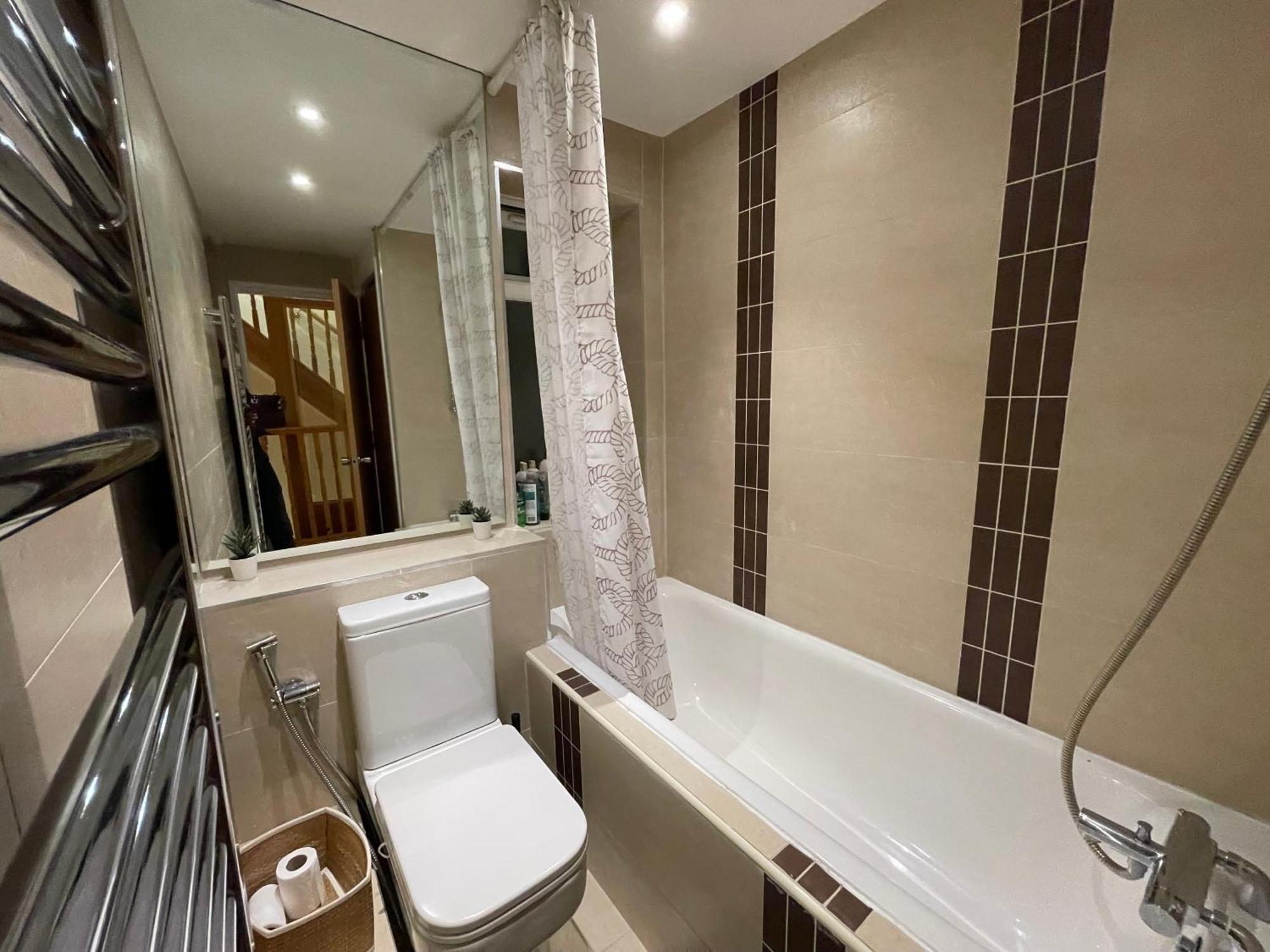 Villa Luxe 4 Bedroom House With 4 Bathrooms - Elizabeth Line & Acton Stations At Walking Distance