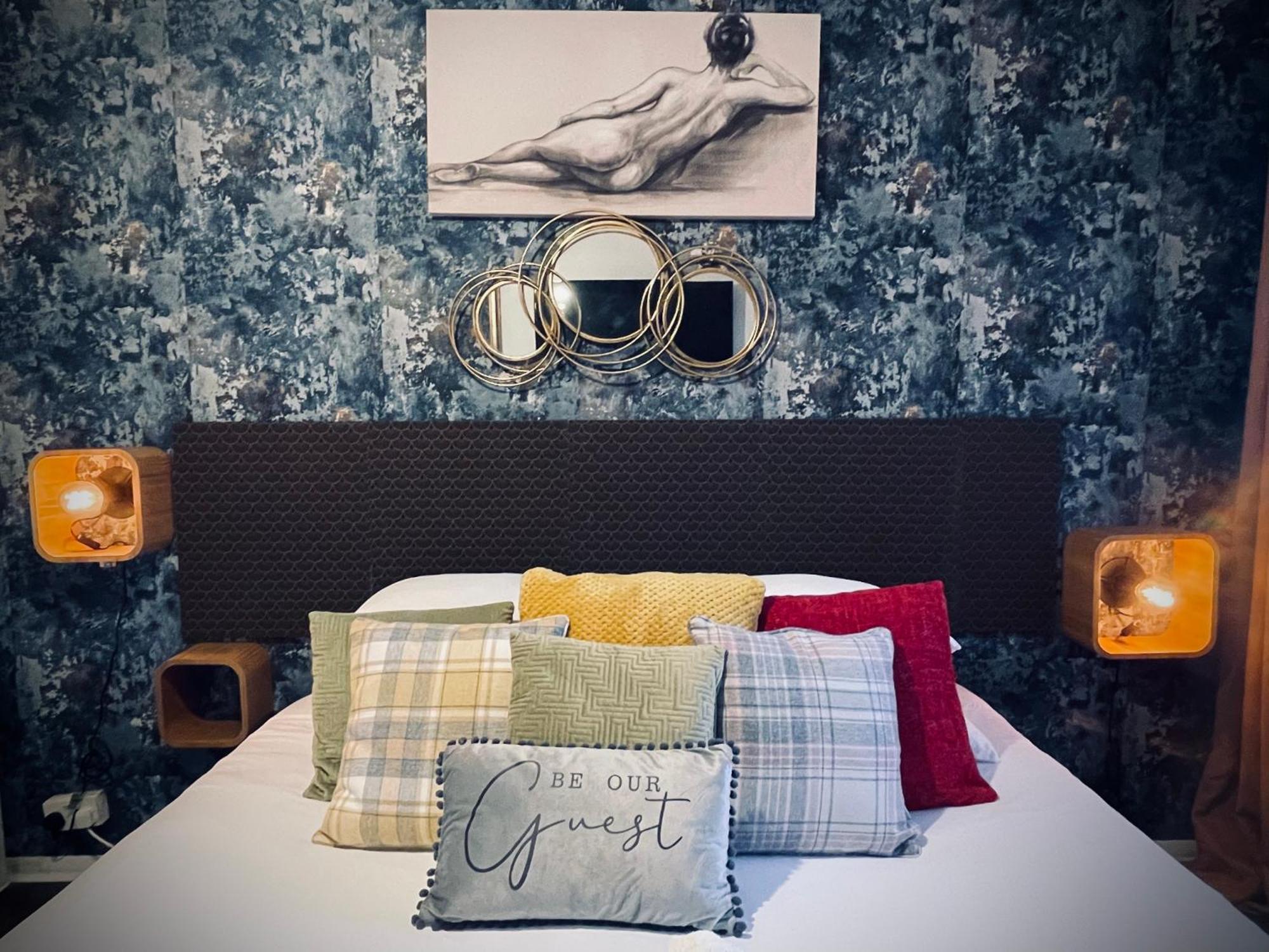 R1 Superking Sized Bed & 65