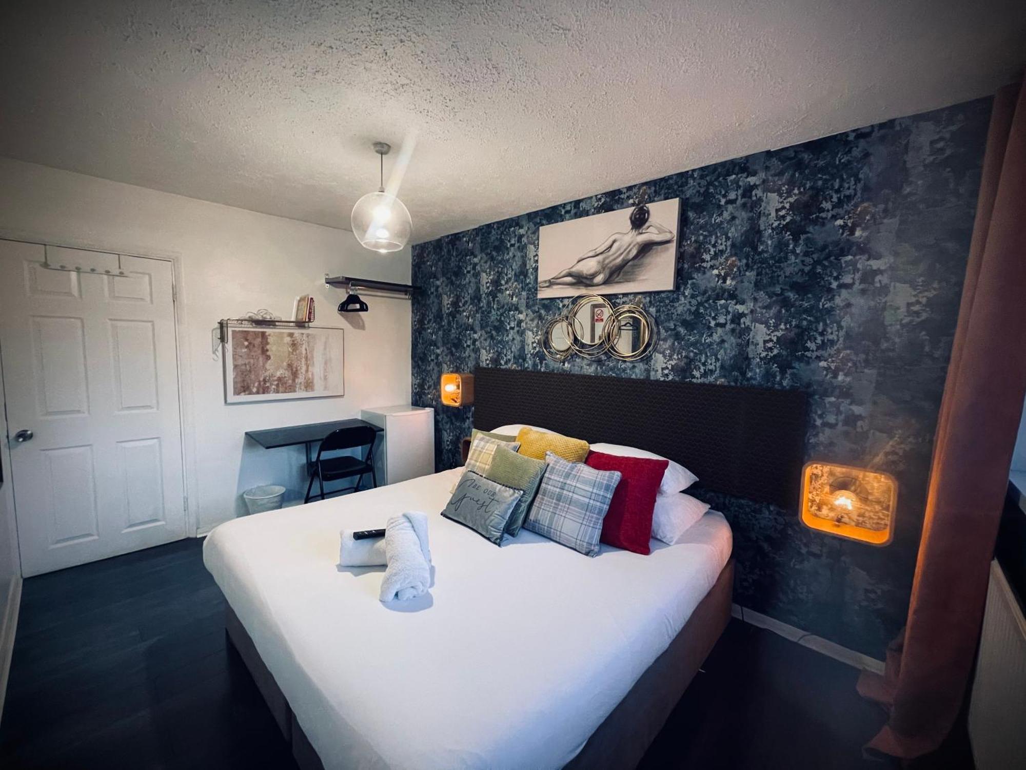 R1 Superking Sized Bed & 65