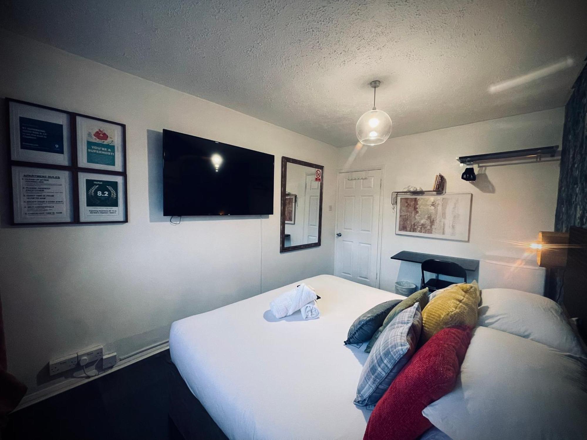 R1 Superking Sized Bed & 65
