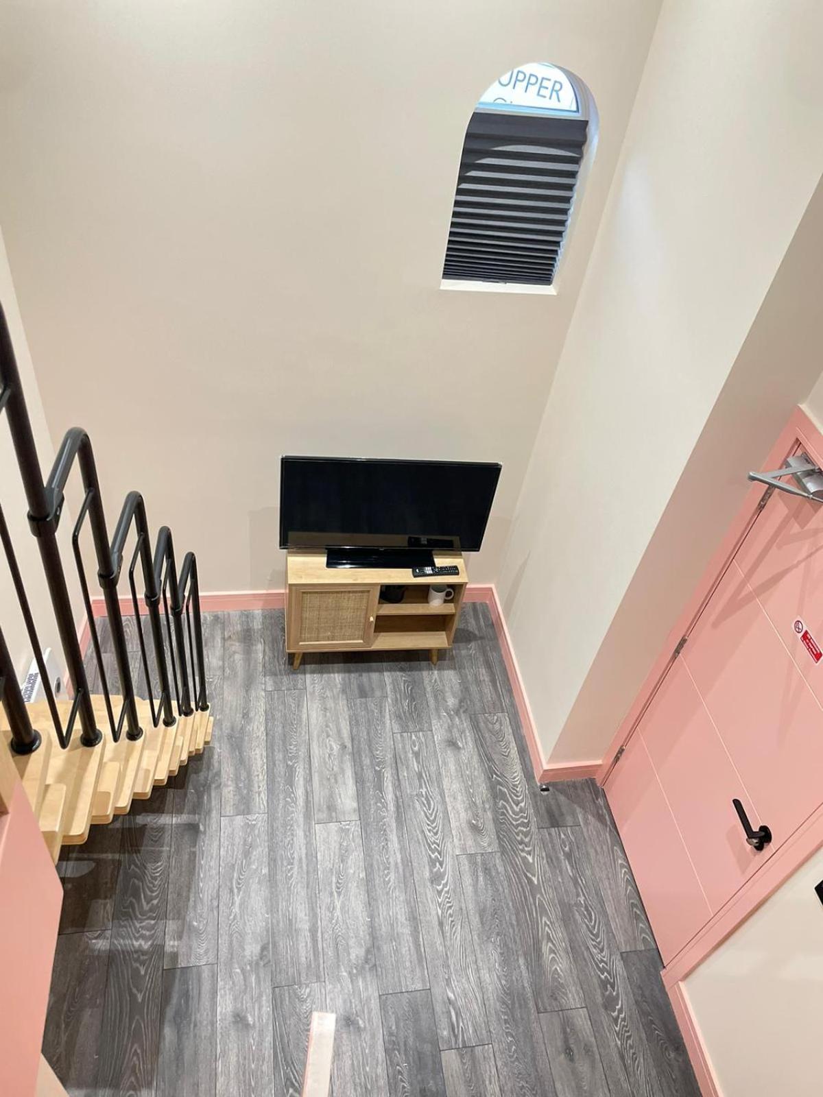 Gasthuis Cozy En-suite Loft In Trendy Local Londen