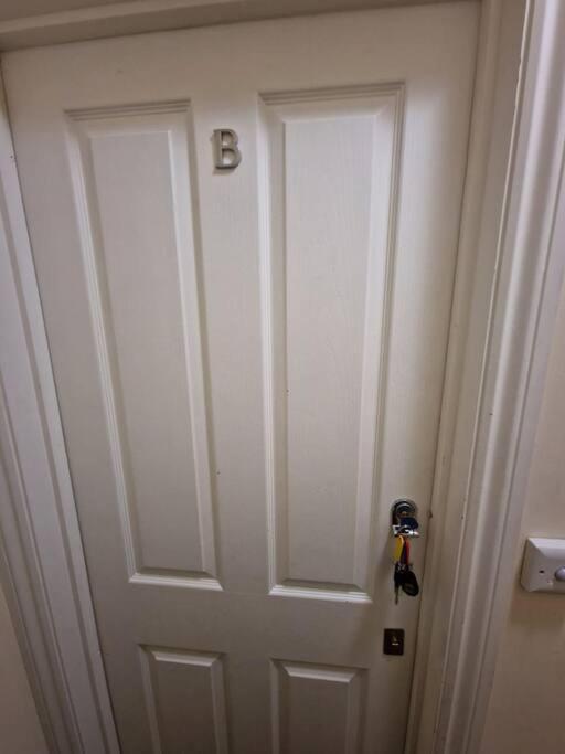Stylish 2bed With Sky Window Leilighet London