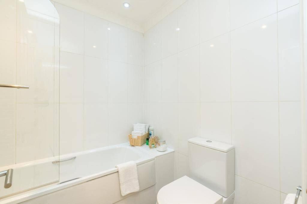 Leilighet Stylish 2bed With Sky Window *