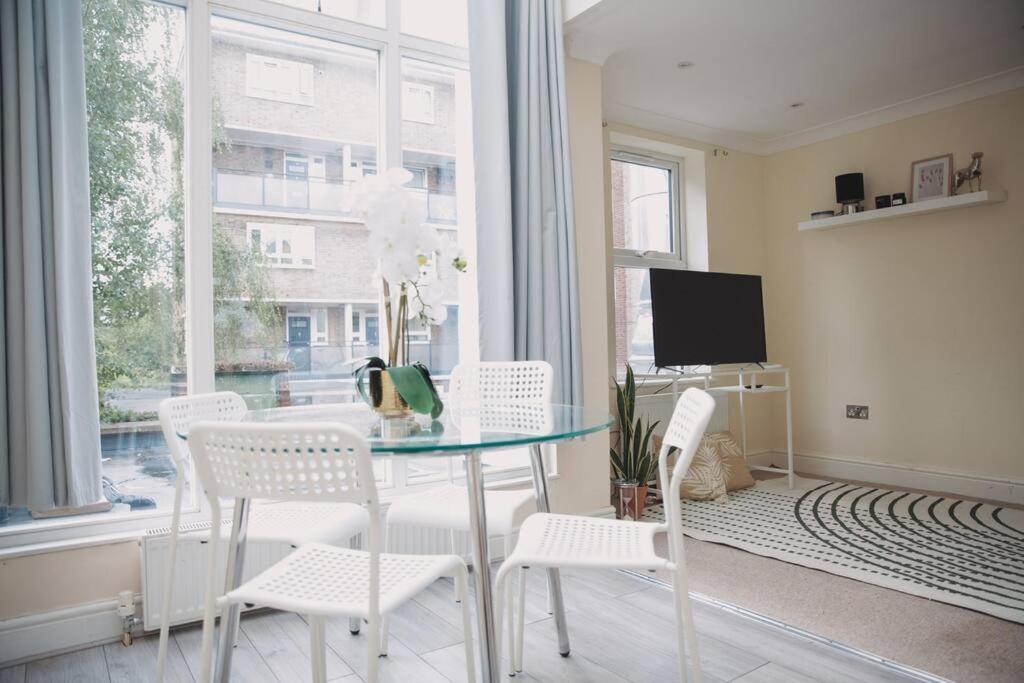 Leilighet Stylish 2bed With Sky Window *