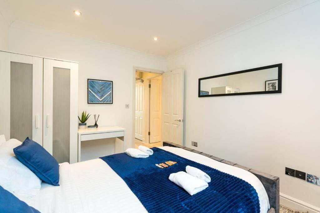 Stylish 2bed With Sky Window Leilighet London