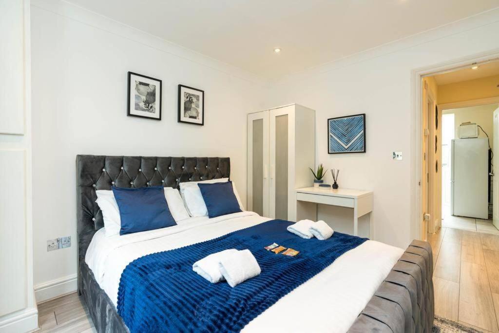 Stylish 2bed With Sky Window Leilighet London