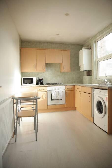 2 Bedrooms Flat In Hammersmith * London