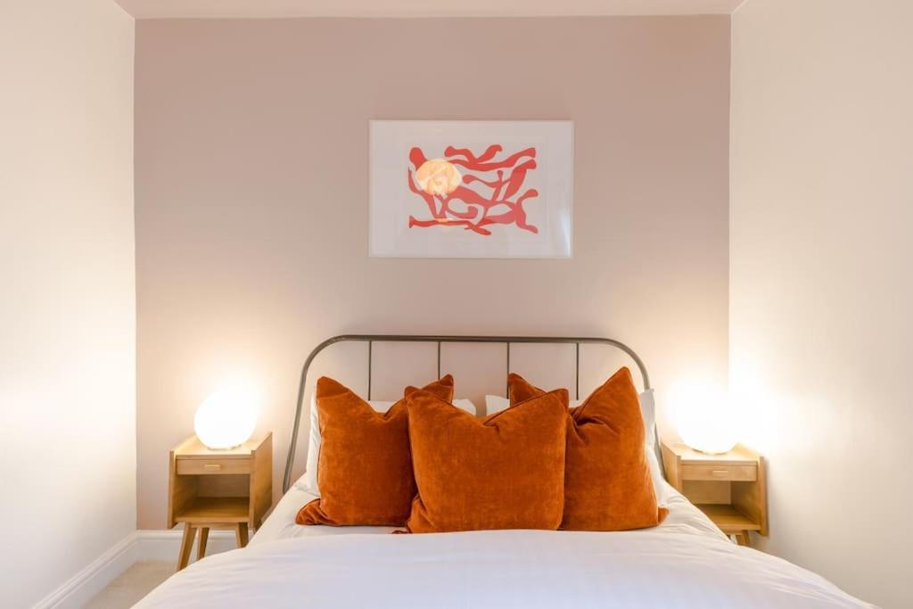 The Clissold, Two Bedroom N5 London